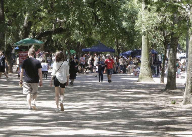 Muitas pessoas migraram para áreas próximas ao Brique da Redenção, na avenida José Bonifácio, onde a circulação de ar e a presença de árvores proporcionaram maior conforto térmico.