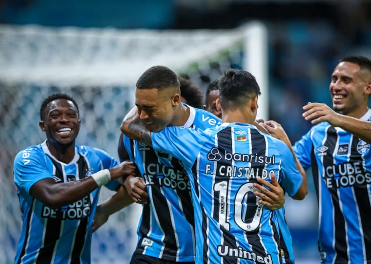 Carlos Vinícius bateu rasteiro no canto esquerdo, com muita categoria, abrindo o placar na Arena