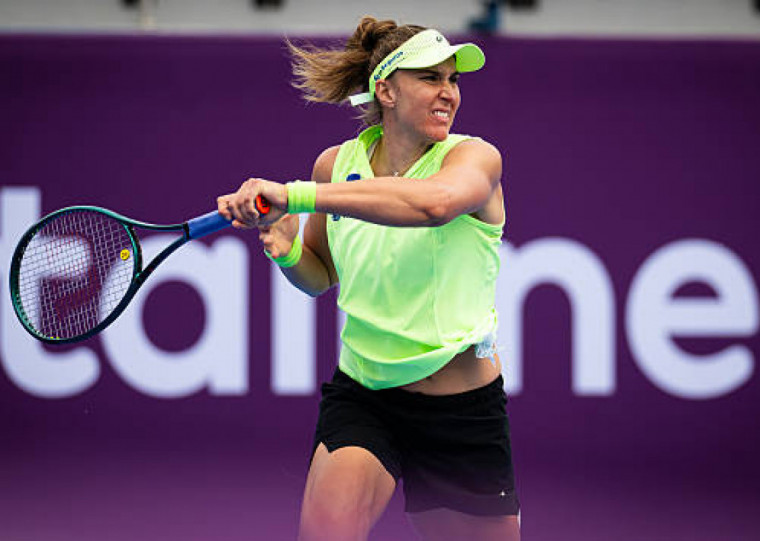 Número 1 do Brasil foi superada com um duplo 6/4 no sábado (7), mas avançou de fase