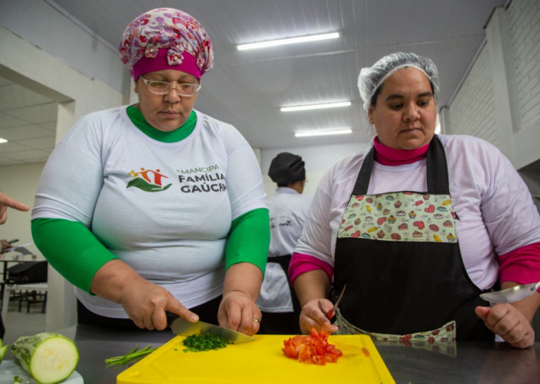 Iniciativa promove reinserção no mercado de trabalho e fortalecimento da autonomia financeira por meio de capacitações