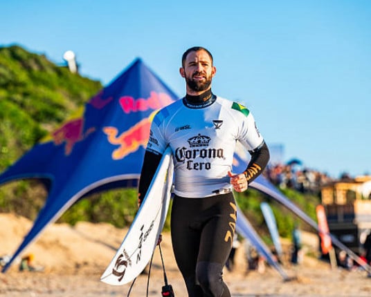 Alejo Muniz anuncia aposentadoria do surfe ao final da temporada 2026