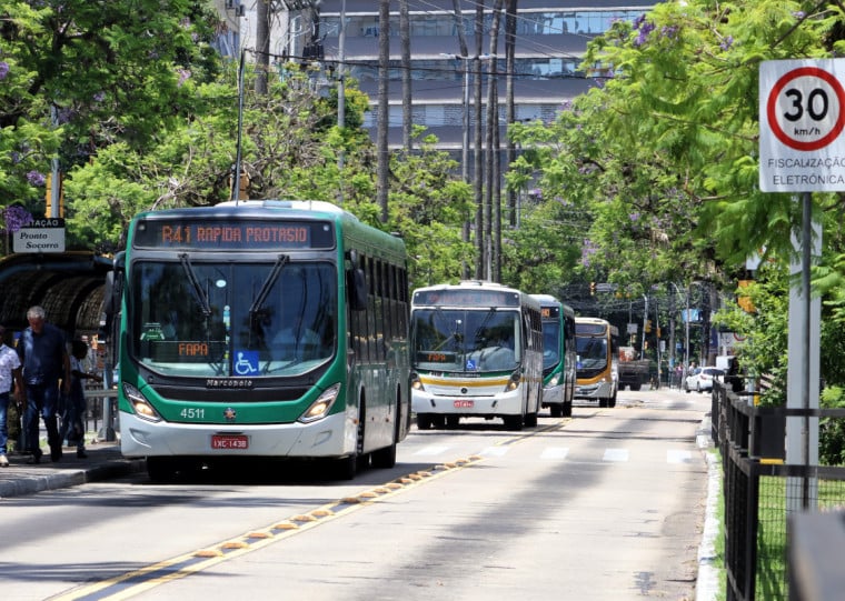Existem sistemas organizados de transporte público urbano por ônibus em mais de 2.700 municípios brasileiros, que realizam cerca de 35 milhões de viagens diárias