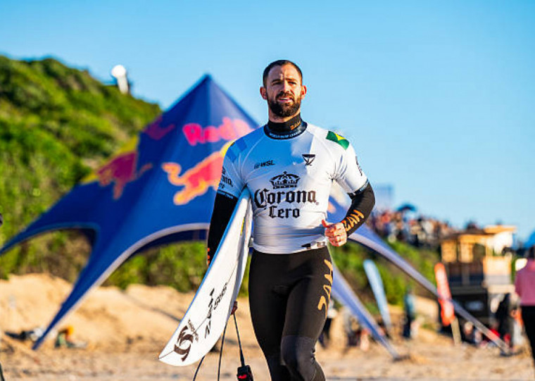 Após cirurgia nos joelhos, Muniz quer viver intensamente sua despedida no surfe