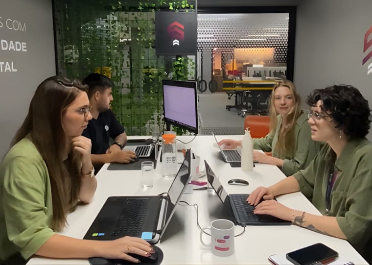 Modelo de negócios integra estratégia, marca, marketing e vendas com foco em resultado comercial