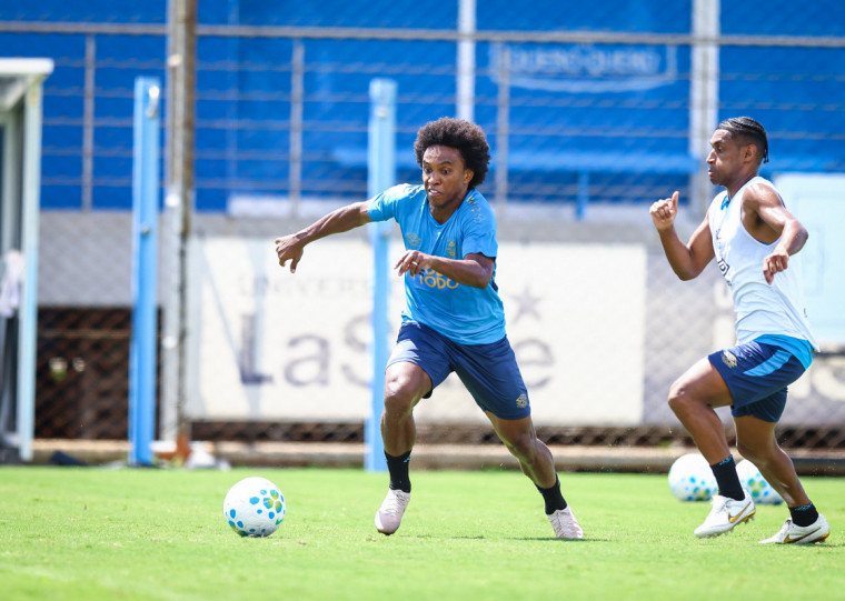 Willian disputa vaga com Edenílson no meio-campo gremista