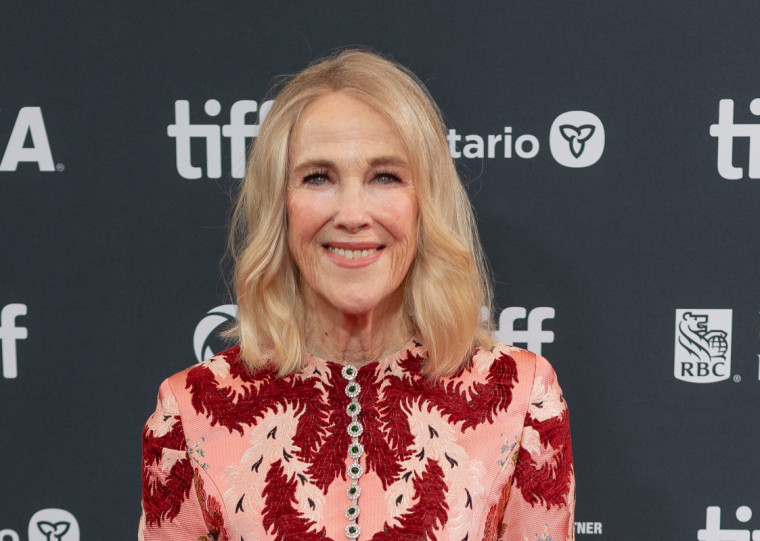 Laudo divulgado pelo Condado de Los Angeles também revelou que Catherine O'Hara enfrentava um câncer retal