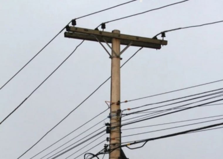 Durante diligências, foram identificados pontos críticos em diversas vias urbanas, como cabos mal fixados, pendurados ou próximos ao solo