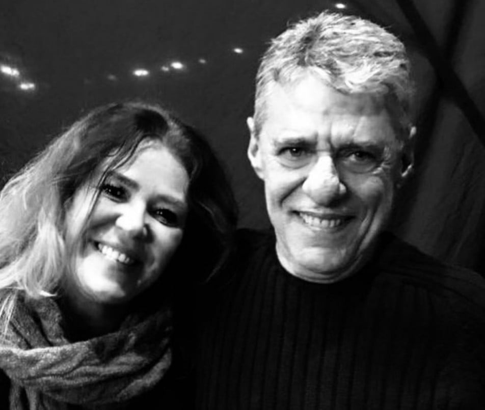 Cátia ao lado do cantor e compositor Chico Buarque Cátia ao lado do cantor e compositor Chico Buarque