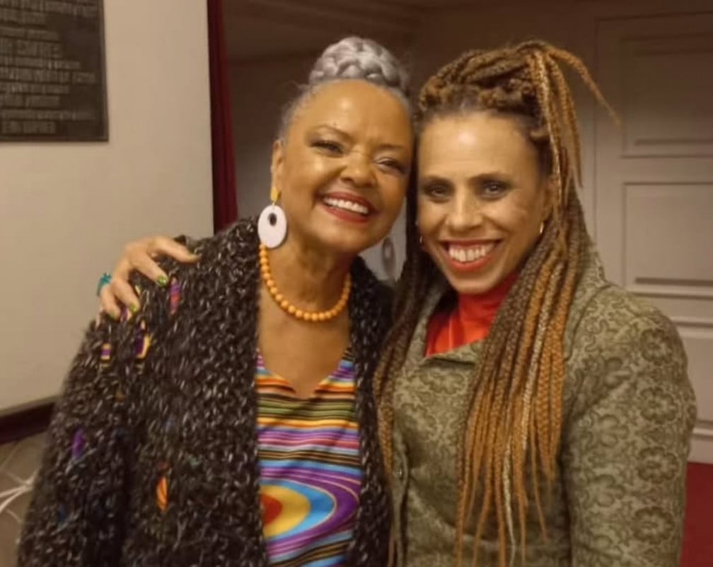 Silvia posa para foto ao lado da cantora Loma Silvia posa para foto ao lado da cantora Loma