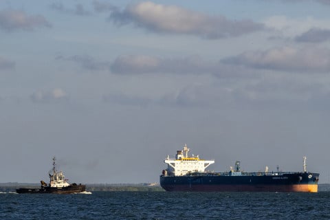 Petróleo fecha dia em queda após salto na véspera, mas sobe 9% na semana com Oriente Médio