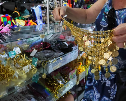 Lojas de artigos de Carnaval relatam pior movimento dos últimos anos na Capital