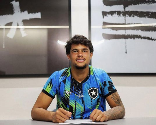 Bruninho Samudio faz 16 anos e assina primeiro contrato profissional com Botafogo