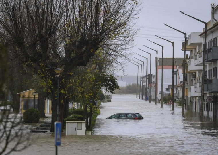 Uma série contínua de tempestades de inverno devastou o país europeu, com 10,7 milhões de habitantes