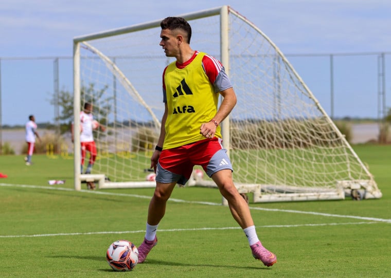 Centrovante colombiano vive grande fase com a camisa colorada