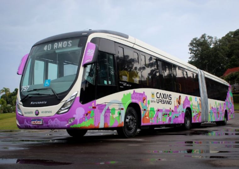 Ônibus BRT envelopado destaca pontos turísticos da cidade, funcionários e usuários