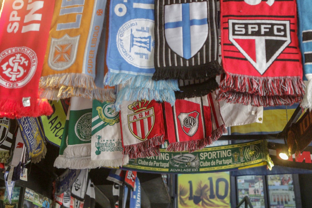 A decora&ccedil;&atilde;o do bar do Brech&oacute; do Futebol &eacute; repleta de fl&acirc;mulas de clubes de todas as partes do mundo | FABIOLA CORREA/JC