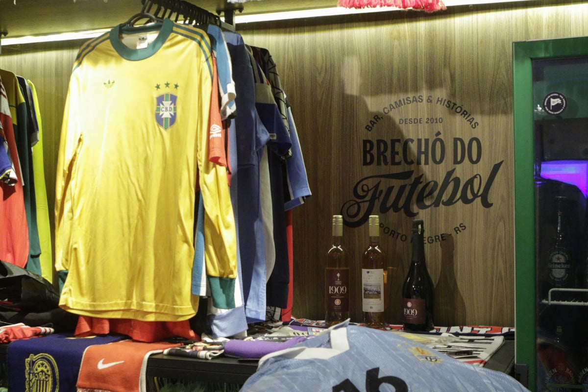 A loja re&uacute;ne camisetas de diversos times e sele&ccedil;&otilde;es | FABIOLA CORREA/JC