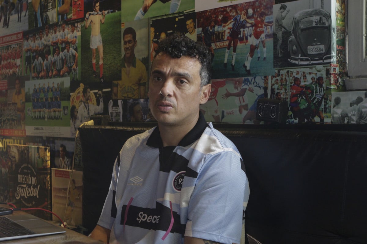 Apaixonado por futebol e colecionismo, Carlinhos Caloghero decidiu empreender no ramo | FABIOLA CORREA/JC