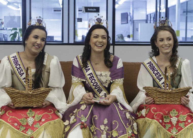 Rainha Maísa Molon, e as princesas, Karina Calgaro (E) e Tainara Molon (D) compõem a corte da festa, que está na 15ª edição