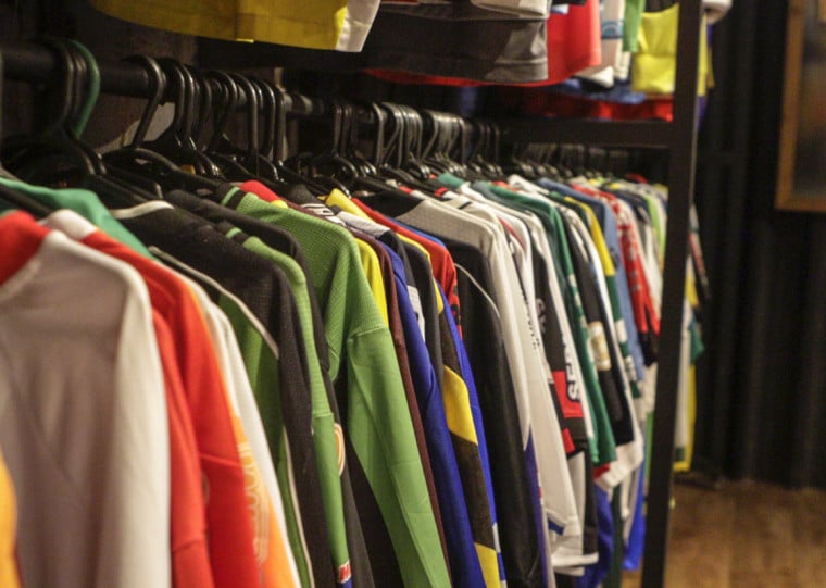 Objetivo é entender a presença dos produtos oficiais e falsificados na ofertas; foco principal está nos torcedores da dupla Grenal