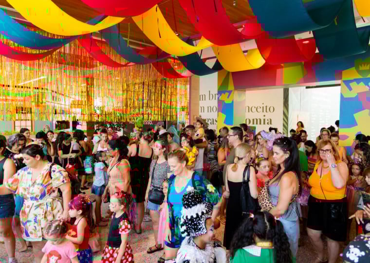 Programação tem decoração temática, personagens caracterizados, acessórios carnavalescos e entrada gratuita no sábado (14) e domingo (15)
