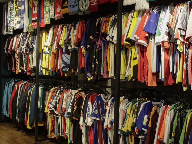 A loja do Moinhos de Vento fica num espa&ccedil;o no subsolo do bar<br />Foto: FABIOLA CORREA/JC