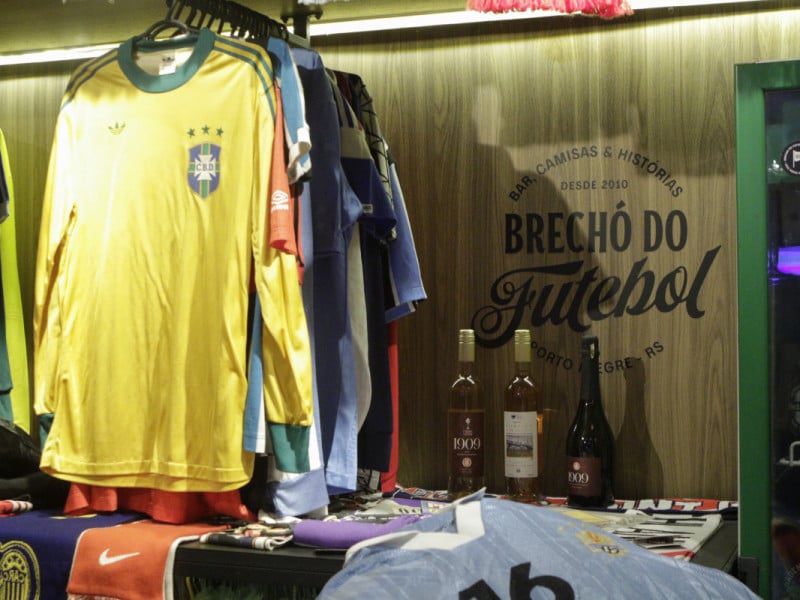 A loja re&uacute;ne camisetas de diversos times e sele&ccedil;&otilde;es<br />Foto: FABIOLA CORREA/JC