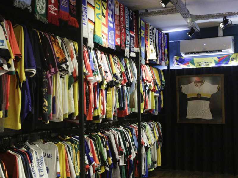 O Brech&oacute; do Futebol tem pe&ccedil;as de times estrangeiros, brasileiros e do interior ga&uacute;cho<br />Foto: FABIOLA CORREA/JC