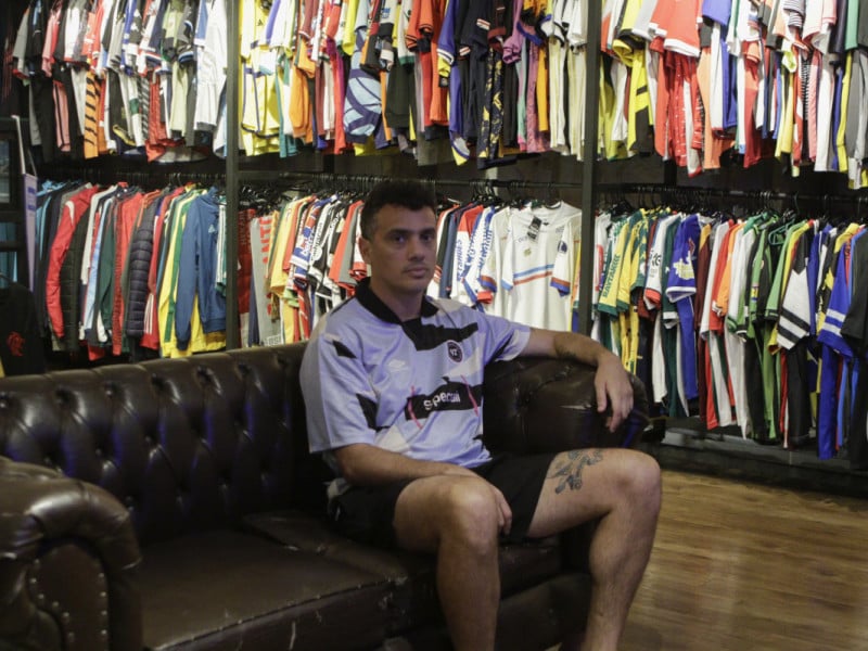 Carlos Caloghero iniciou o Brech&oacute; do Futebol comprando e vendendo camisetas no Mercado Livre<br />Foto: FABIOLA CORREA/JC
