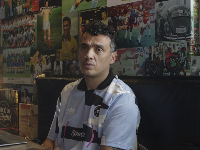 Apaixonado por futebol e colecionismo, Carlinhos Caloghero decidiu empreender no ramo<br />Foto: FABIOLA CORREA/JC