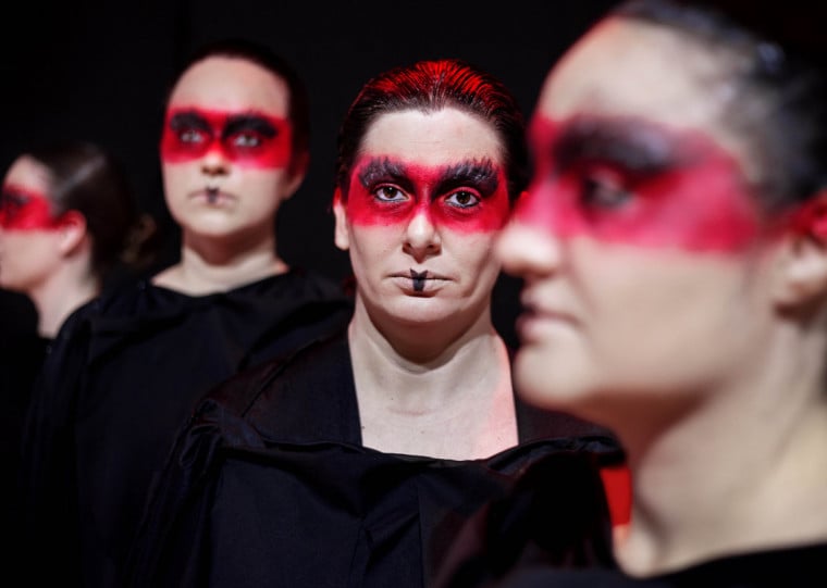 Espetáculo teatral Apus apus, do Grupo Neelic, debate as pressões que incidem sobre a condição feminina na sociedade e será apresentado neste sábado no Olga Reverbel