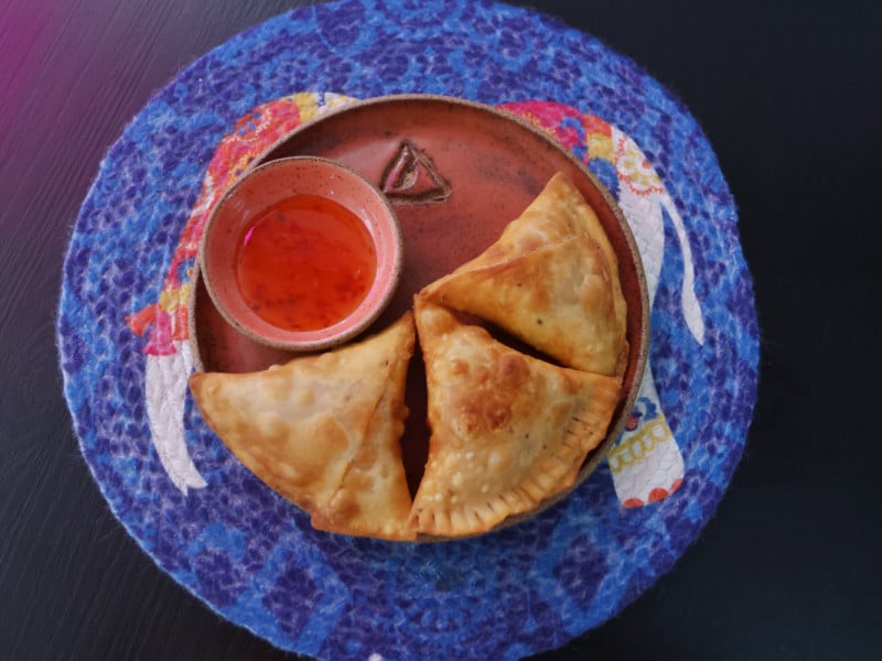 Acompanhadas de um molho picante, as samosas s&atilde;o servidas em tr&ecirc;s unidades<br />Foto: DANI BARCELLOS/ESPECIAL/JC