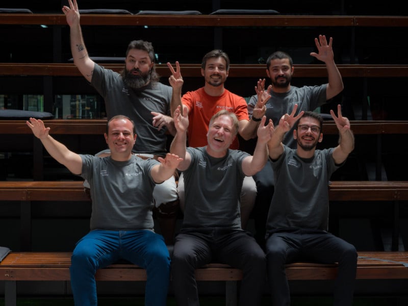 Os s&oacute;cios da EvcomX estimam crescimento de 200%, al&eacute;m de expans&atilde;o da presen&ccedil;a internacional<br />Foto: EVCOMX/DIVULGA&Ccedil;&Atilde;O/JC