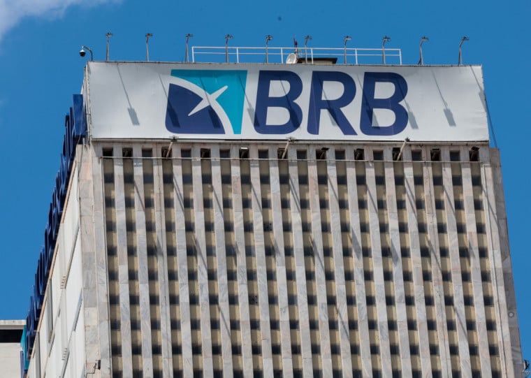 Brasília (DF), 19/11/2025 – Fachada do prédio do banco de Brasília (BRB).  Em março de 2025, o conselho do Banco BRB aprovou a compra de 58% do capital do Banco Master, valor estimado em R$ 2 bilhões.
O acordo previa que o BRB, uma sociedade de capital e controlada majoritariamente pelo Governo do Distrito Federal (GDF)
Foto: Joédson Alves/Agência Brasil