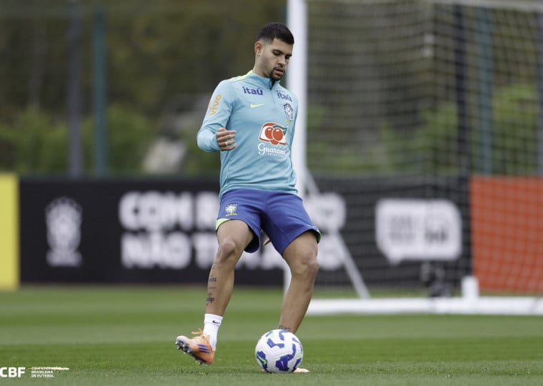 Bruno Guimarães foi diagnosticado com uma grave lesão muscular na coxa esquerda e ficará fora por dois meses