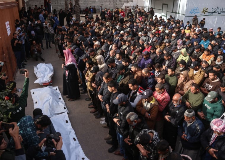 Primeiro bombardeio atingiu um acampamento de tendas que abrigava famílias deslocadas no norte de Gaza