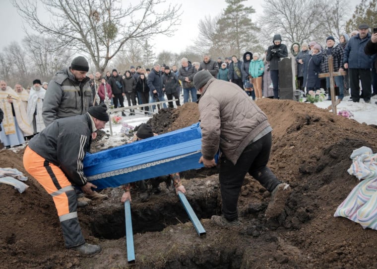 Moradores de Skovorodynivka, na regi&atilde;o ucraniana de Kharkiv, realizam atos f&uacute;nebres de fam&iacute;lia morta ap&oacute;s ataque de drone no &uacute;ltimo dia 13 de fevereiro