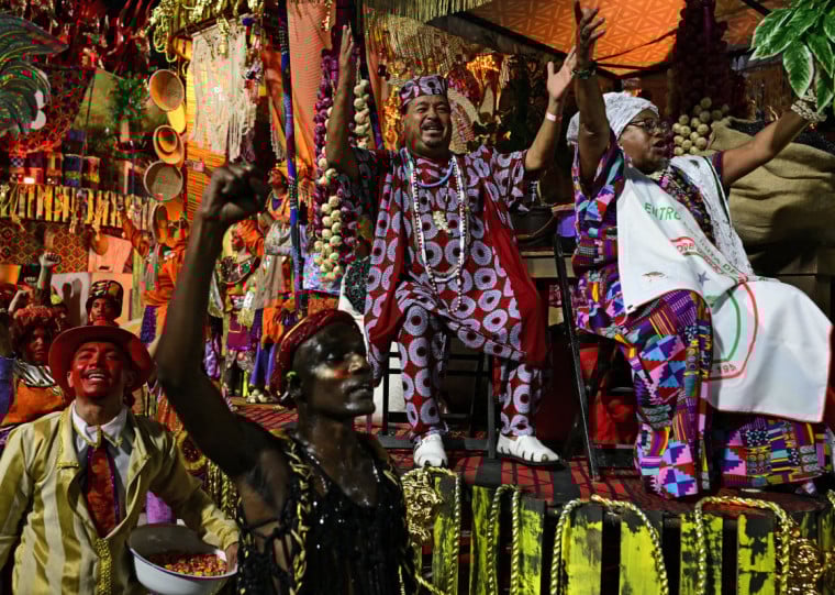 Portela trouxe o enredo "O Mistério do Príncipe do Bará - A oração do negrinho e a ressurreição de sua coroa sob o céu aberto do Rio Grande" 