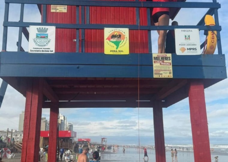 Ação inclui a fixação de adesivos informativos em 159 guaritas de 16 praias da costa