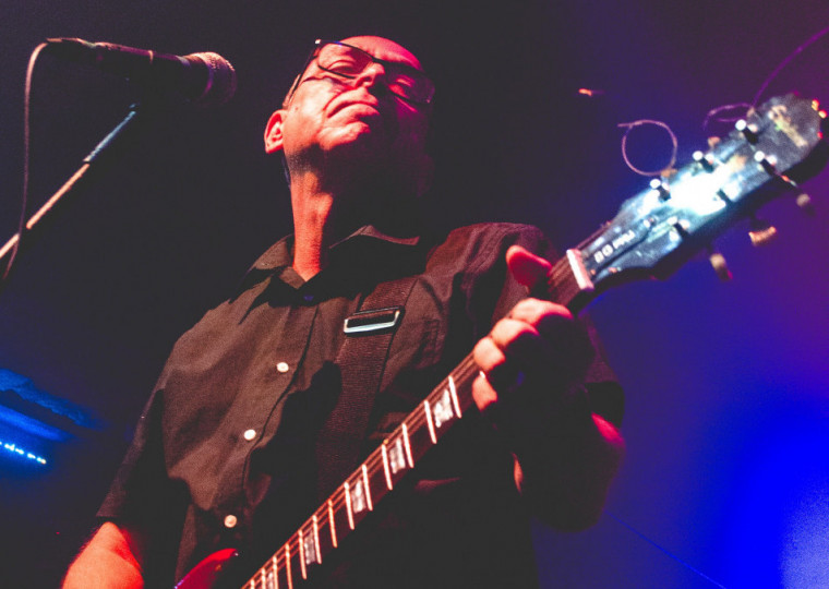 Guitarrista dos Replicantes, Claudio Heinz lança single solo Longe Pacas