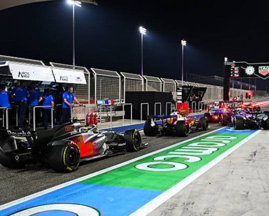 McLaren evolui, mas Mercedes faz melhor tempo da pré-temporada com Russell; Bortoleto é 10º