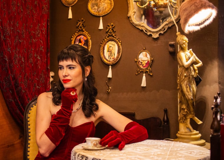 O espetáculo que atravessa Paris, memórias e emoções, ocorre nesta sexta (20), às 21h
