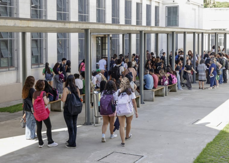 No Instituto de Educação General Flores da Cunha, 1.252 alunos foram recepcionados pelos professores nesta quarta