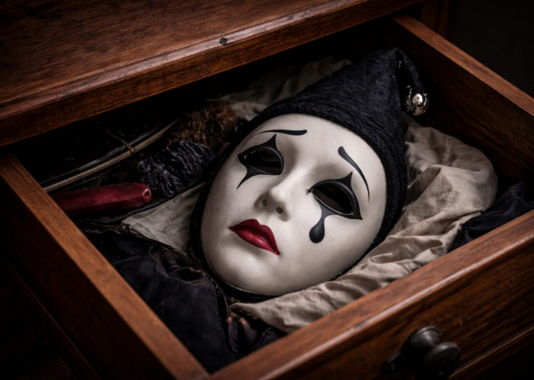 Os 26 órfãos de 2026 carregam no rosto as lágrimas de Pierrot