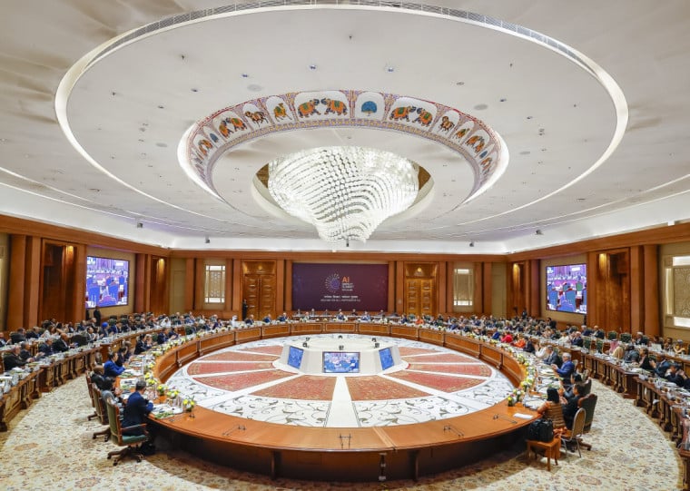 Autoridades se encontraram durante a cúpula sobre impacto da inteligência artificial que ocorre na Índia