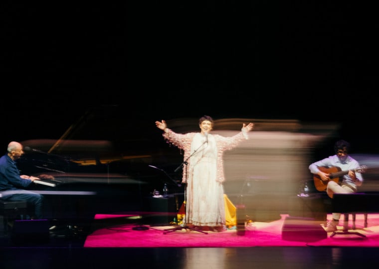  José Wisnik (direita), Adriana Calcanhotto e João Camarero unem forças no espetáculo complexo b, que faz estreia nacional em Porto Alegre, no Teatro Simões Lopes Neto