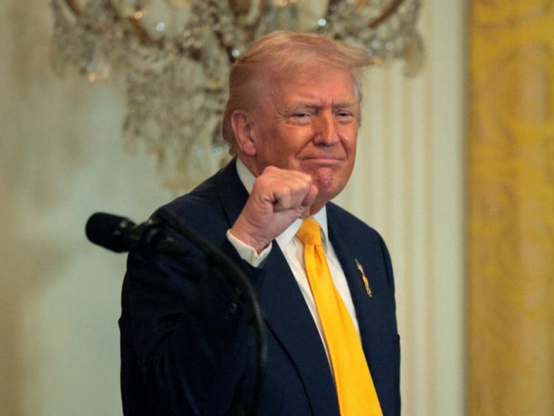 Trump prometeu assinar um decreto impondo 10% de tarifa global, que deve entrar em vigor em três dias e permanecer por um período de cinco meses