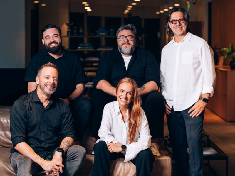 Sentados: Igor Tobias, do MCI Group e Greta Paz, da Eyxo. De p&eacute;, da esquerda para a direita.: Andrei Nowa, PC Dias e Cesar Paz<br />Foto: MCI GROUP/DIVULGA&Ccedil;&Atilde;O/JC