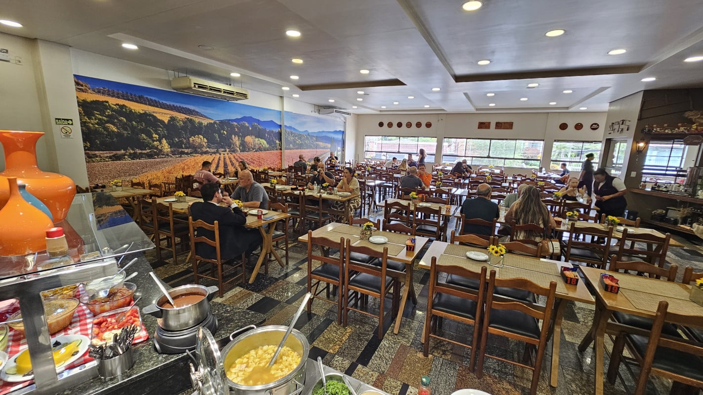 O buffet livre com grelhados e sushi &eacute; servido no almo&ccedil;o, por R$ 44,00 | NATHAN LEMOS/JC