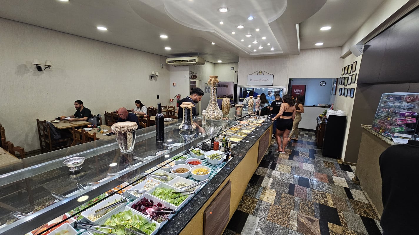 Al&eacute;m do rod&iacute;zio de pizzas, o restaurante serve buffet livre no almo&ccedil;o  | NATHAN LEMOS/JC